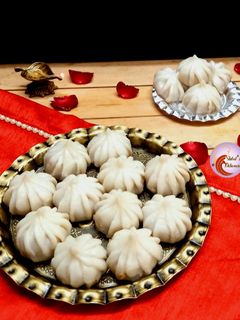 पारंपरिक उकडीचे मोदक (ukadiche modak recipe in marathi) रेसिपी चे मुख्य फोटो 
