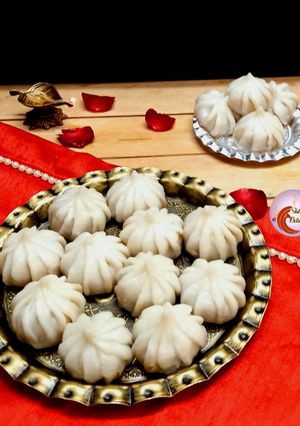 पारंपरिक उकडीचे मोदक (ukadiche modak recipe in marathi) रेसिपी चे मुख्य फोटो
