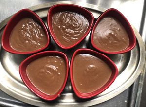 Una foto de Postre de chocolate y coco🍫 apto keto!! Con eritritol Low Cost!