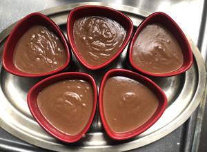 Una foto de Postre de chocolate y coco🍫 apto keto!! Con eritritol Low Cost!