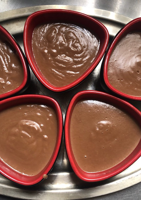 Una foto de Postre de chocolate y coco🍫 apto keto!! Con eritritol Low Cost!