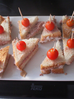 Una foto de Triángulos de paté con cherry