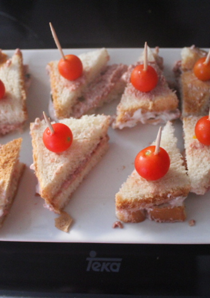 Una foto de Triángulos de paté con cherry