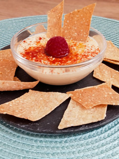 Una foto de Snack o crackers con hummus de garbanzos #sin gluten