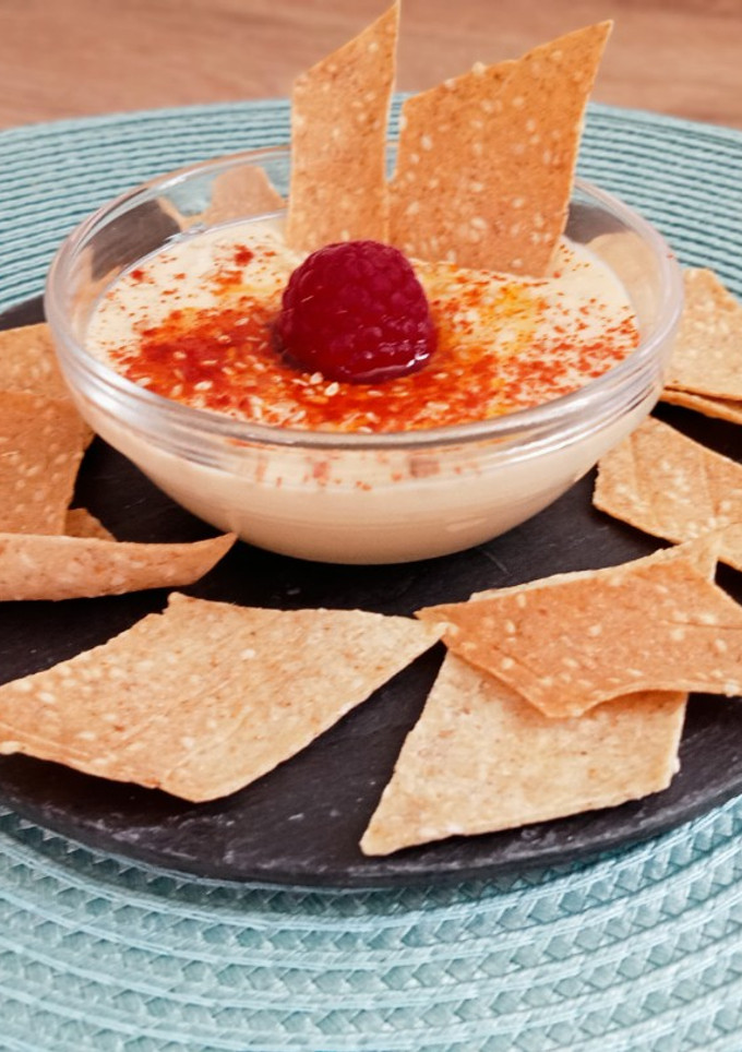 Una foto de Snack o crackers con hummus de garbanzos #sin gluten