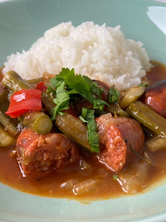 Una foto de Chorizos con vegetales al horno