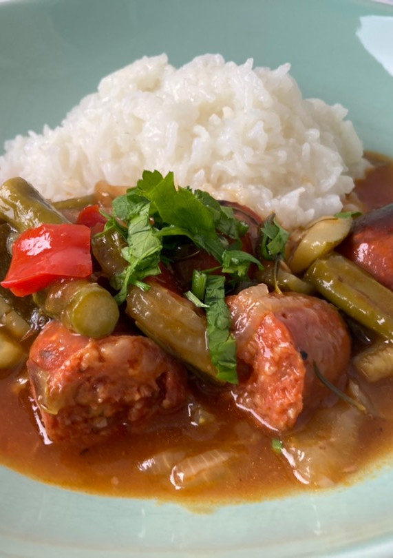Una foto de Chorizos con vegetales al horno