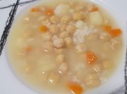 Una foto de puchero de pollo con arroz