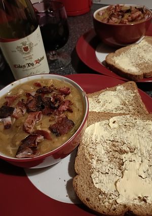 A picture of Bacon and bean soup.