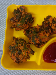 पालक पकौड़ा (palak pakoda recipe in hindi) रेसिपी मुख्य फोटो