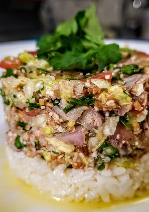 Una foto de TABBULLE Con Atún 🐟 sobre cama de Arroz Blanco...!