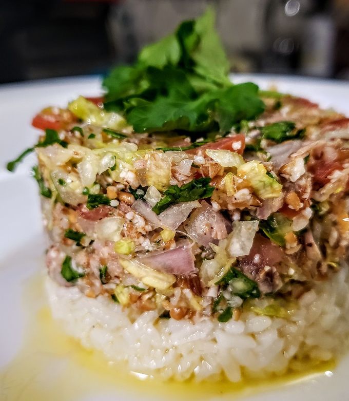 Una foto de TABBULLE Con Atún 🐟 sobre cama de Arroz Blanco...!
