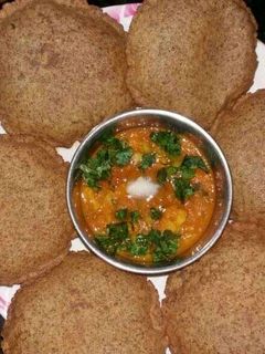 साबुत चने के आटे की पूरी (Sabut chane ke aate ki puri recipe in Hindi) रेसिपी मुख्य फोटो