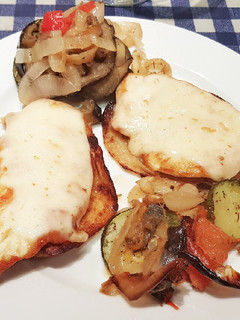 Una foto de Pechuga de Pollo con Queso sobre Patata asada con Verduras
