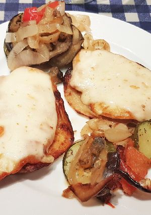 Una foto de Pechuga de Pollo con Queso sobre Patata asada con Verduras