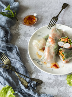 鮮蝦木瓜絲春捲佐泰式甜辣醬 的食譜成品照片