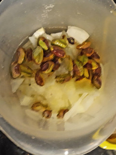 Una foto de Mojo de cilantro y pistachos