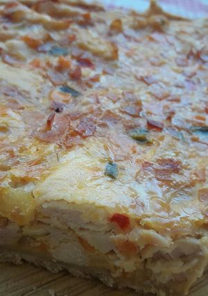 Una foto de Tarta de pollo con jamón y queso