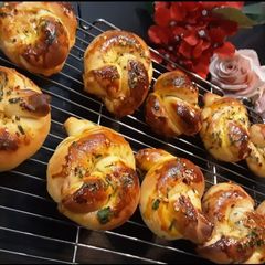 A picture of Garlic bread knots.
