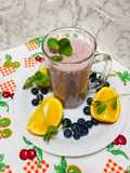 Smoothie de arándanos, piña, naranjas yogur natural