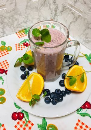 Una foto de Smoothie de arándanos, piña, naranjas yogur natural