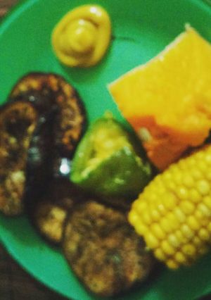 Una foto de Berenjenas marinadas y verduras multivitaminas