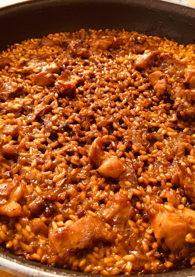 Una foto de Arroz con conejo y su socarrat