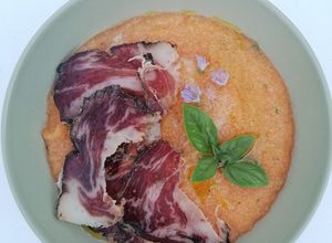 Une photo de Soupe de melon au basilic et coppa