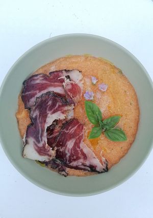 Une photo de Soupe de melon au basilic et coppa