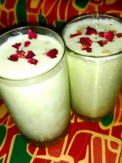 क्रीमी पिस्ता बादाम मिल्क शेक (creamy pista badam milk shake recipe in Hindi) रेसिपी मुख्य फोटो