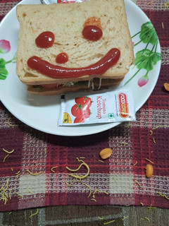 વેજ.ચીઝ સેન્ડવીચ (Veg. Cheese Sandwich Recipe In Gujarati) રેસીપી મુખ્ય ફોટો