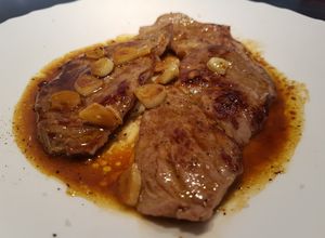 Foto principal de Filete de ternera a la plancha con salsa de limón y ajo