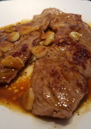 Una foto de Filete de ternera a la plancha con salsa de limón y ajo