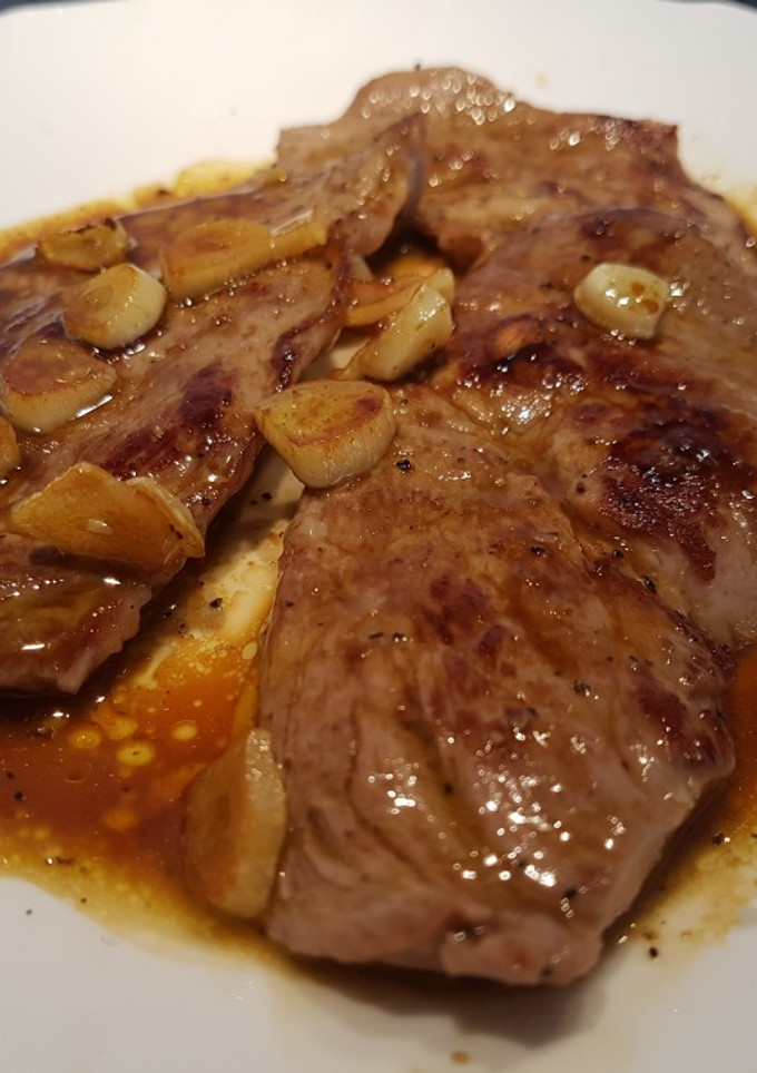 Una foto de Filete de ternera a la plancha con salsa de limón y ajo