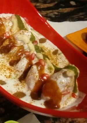A picture of Dahi bhalle.