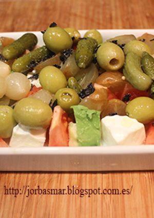 Foto principal de Ensalada de aguacate, queso y tomate con sal negra