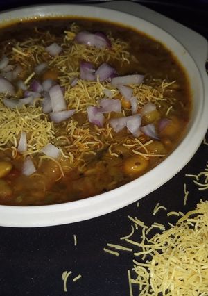 A picture of Undhiyu.