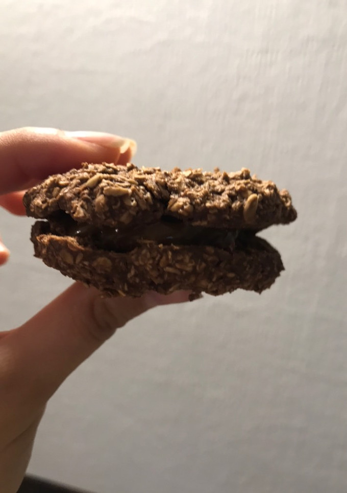 Una foto de Alfajores light de avena y chocolate