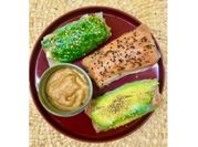 Une photo de tofu grillé