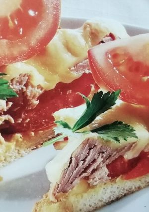 Una foto de Tostadas de atún con tomate y queso