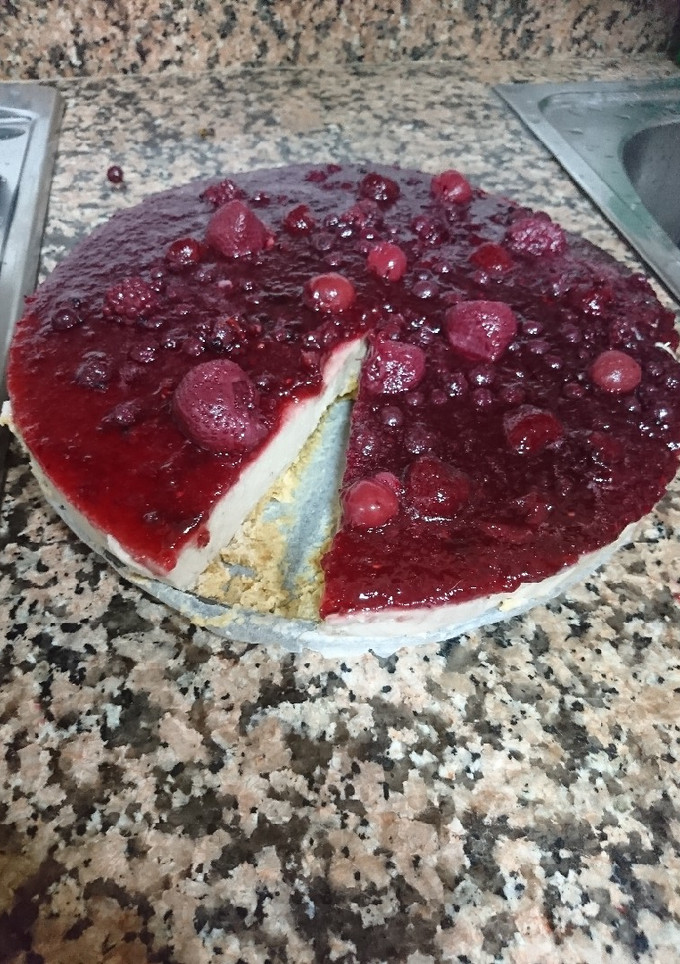 Una foto de Tarta fría de bananas y frutos del bosque