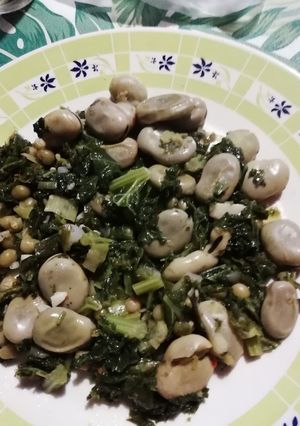 Una foto de Guisito verduroso con kale y habas