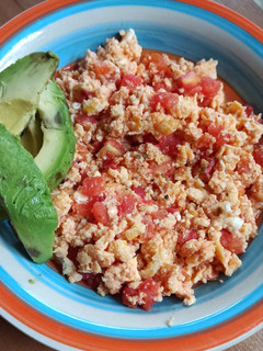 Una foto de Huevos con tomate