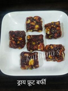 ड्राय फ्रूट बर्फी (dryfruit barfi recipe in marathi) रेसिपी चे मुख्य फोटो