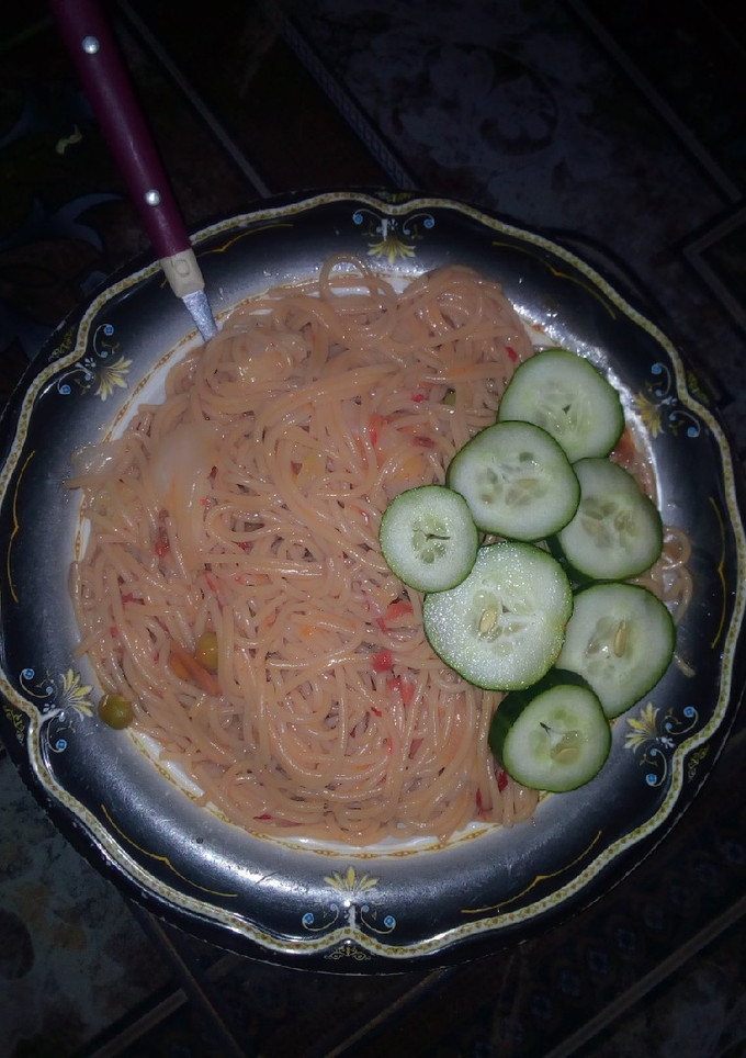 A picture of Simple spaghetti ganished with cucumber.
