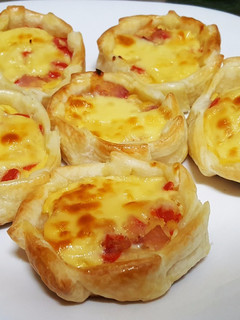 Una foto de Canastitas de jamón y queso