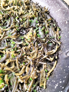 Una foto de Fideos con bacalao, ajos tiernos y tinta de calamar