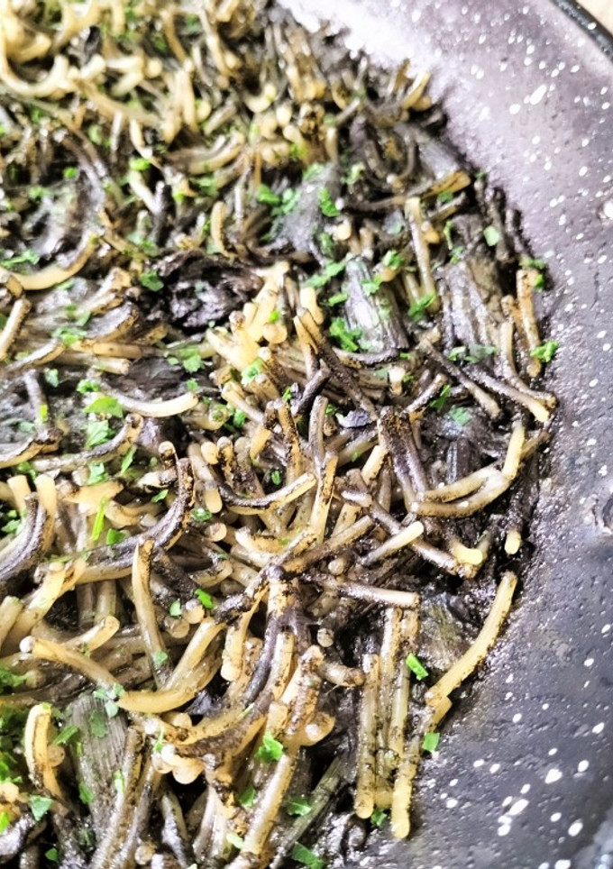 Una foto de Fideos con bacalao, ajos tiernos y tinta de calamar