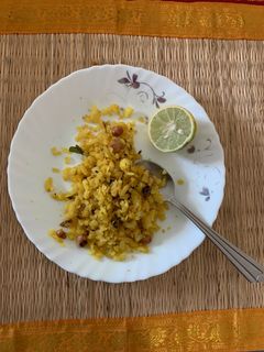 कांदा पोहे (kanda pohe recipe in marathi) रेसिपी चे मुख्य फोटो 