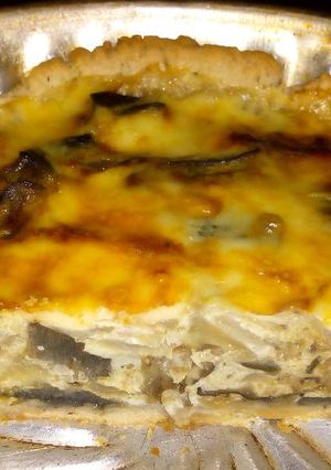 Una foto de Tarta de berenjenas y cebolla con masa casera